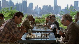Jeff Goldblum and Judd Hirsch playing Chess as father and son in Independence Day